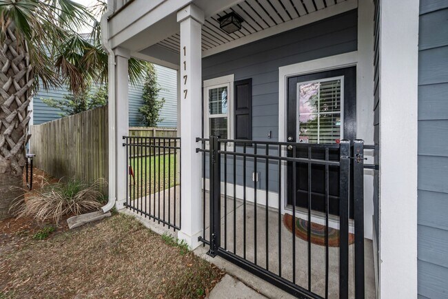 Building Photo - 3 Bedroom 2.5 Bath Single Family Home in F...