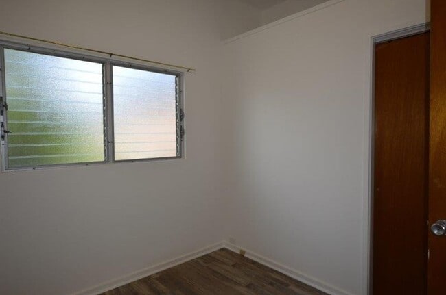 Building Photo - Cottage (Duplex) 2 bed in Upper Liliha