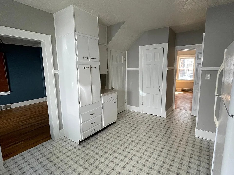 Kitchen - 2318 Storm St