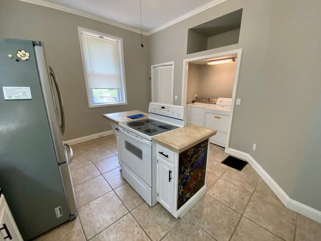 Building Photo - 6 Bed/2.5 Bath Mins. From UC $600/pp ($3,600/mo)!