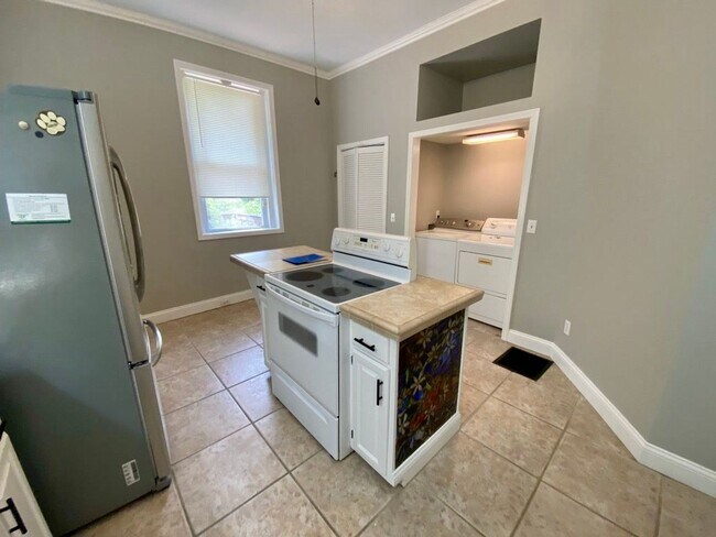 Building Photo - 6 Bed/2.5 Bath Mins. From UC $700/pp ($4,200/mo)!