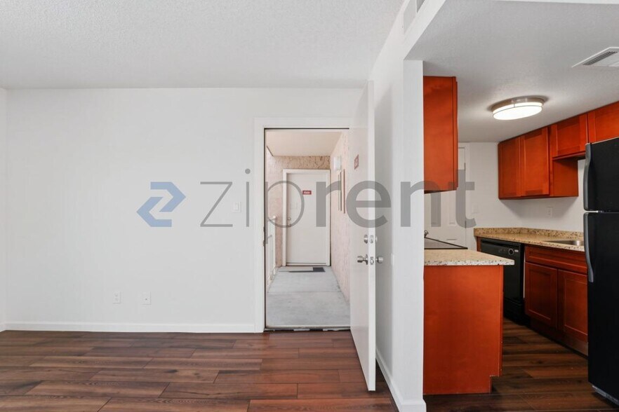 Building Photo - Unit 602