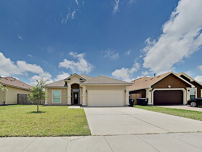 Building Photo - No Application Fee* $500 off first months ...