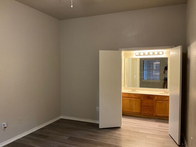 Building Photo - 10220 Lilac Ln