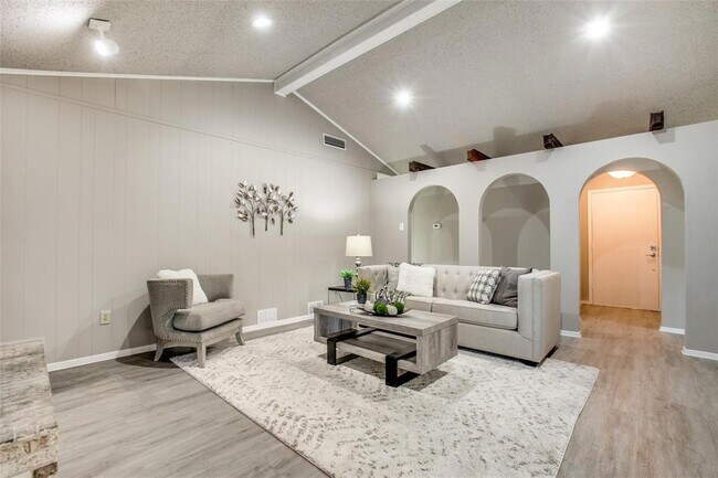Building Photo - 2205 Richbrook Dr