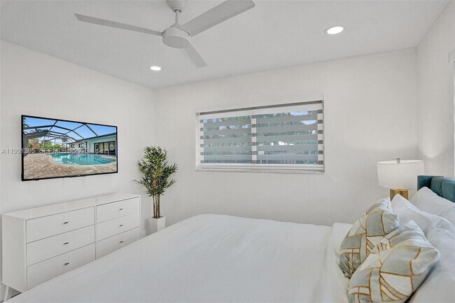 Building Photo - 1141 N North Lake Dr