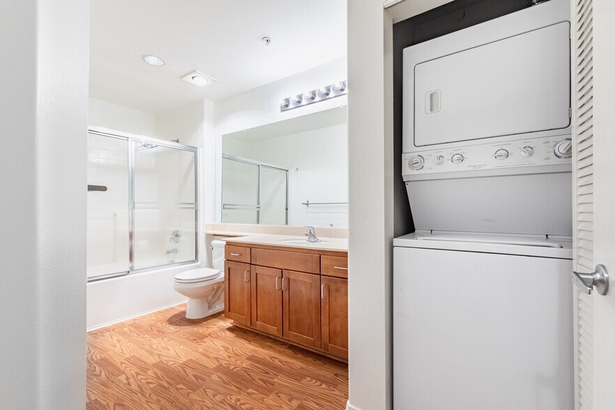 Building Photo - 4060 Glencoe Ave