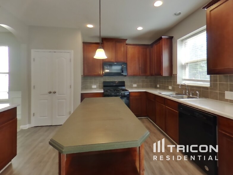 Building Photo - 4370 Rainer Dr