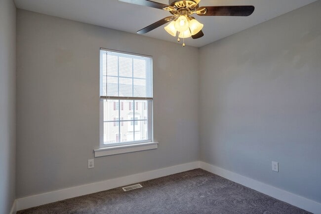 Building Photo - 3 BR/4 BA Townhome - 1720 SF in Vineland - Kings Crossing!