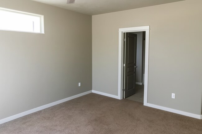 Building Photo - Gorgeous single-level 3x2 with fully fence...