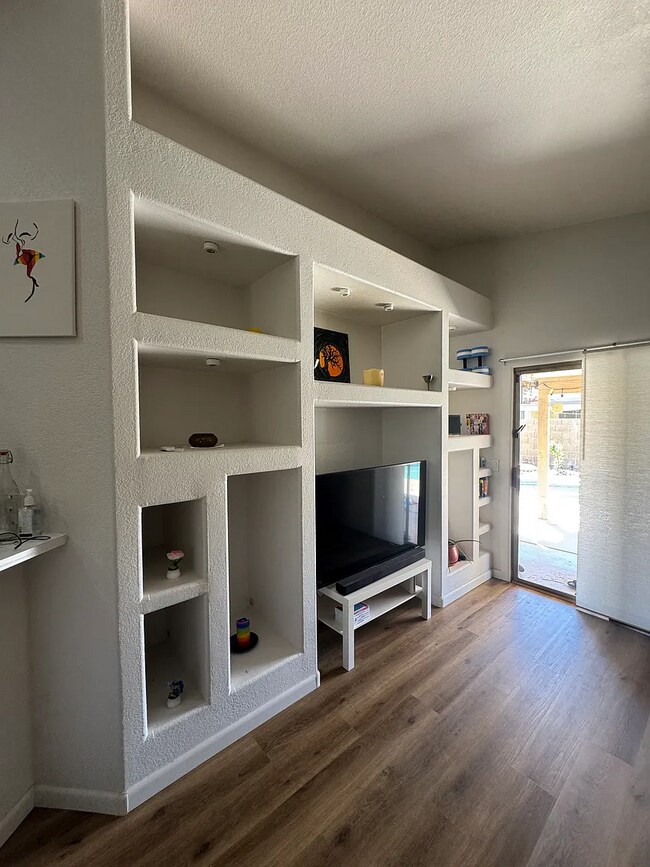 Building Photo - 8937 W Lone Cactus Dr