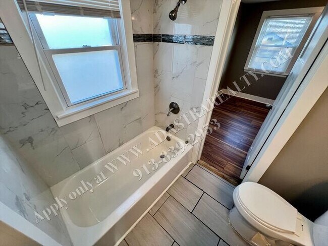 Building Photo - MOVE IN SPECIAL!! Updated 4 Bed 3 Bath Home in KCMO-Available NOW!! MOVE IN SPECIAL $200 OFF 2nd ...