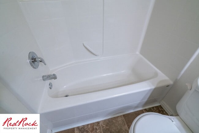 Building Photo - End Unit, DOG-FRIENDLY 3 Bedroom Townhome ...
