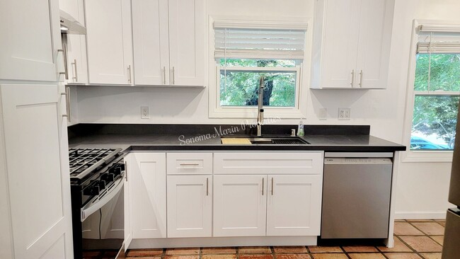 Building Photo - ~Stunning Remodeled 2 Bed/1 Bath Home in S...