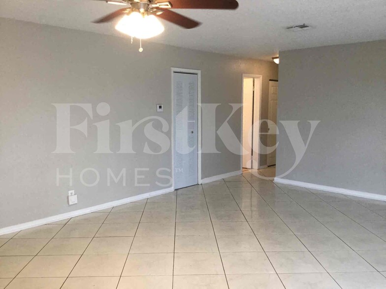 Building Photo - 3549 SW 16th St