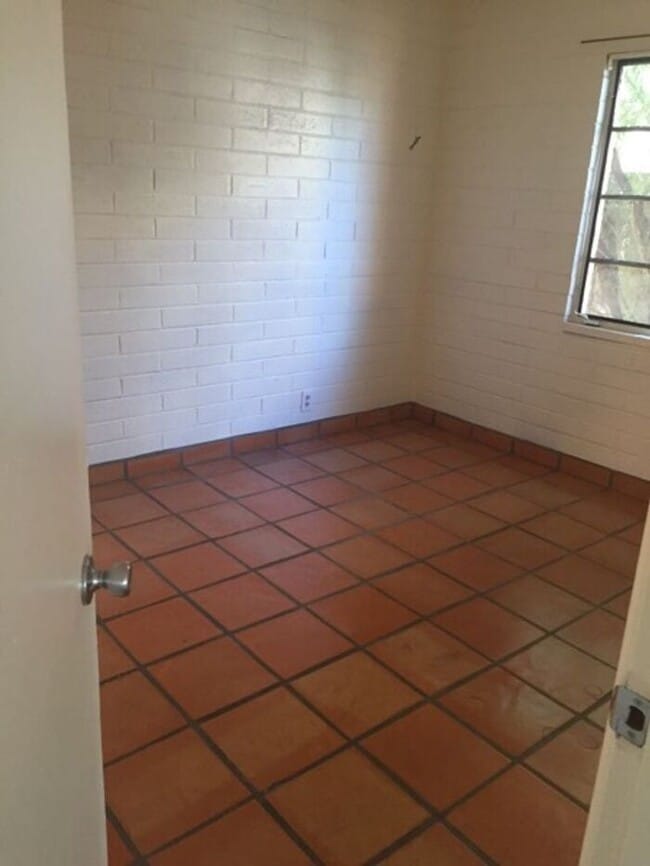 Building Photo - Charming Sam Hughes!