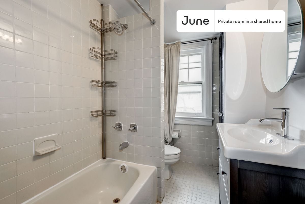 Building Photo - Room in Shared 7 bed/3.5 bath home in Woodley Park