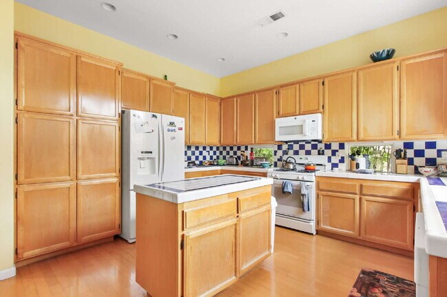 Building Photo - Short term room for rent