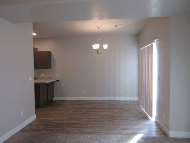 Building Photo - Newer townhome in the heart of Cedar City! Short Term Available.