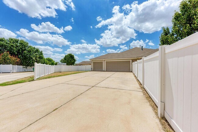Building Photo - Large home in Pflugerville!  3 car garage - Highland Park Neighborhood