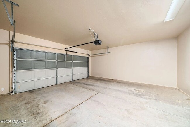 Building Photo - 4 bed/3bath in desirable Paseo Del Rio Community