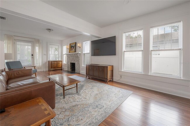 Building Photo - 207 W Hiawatha St