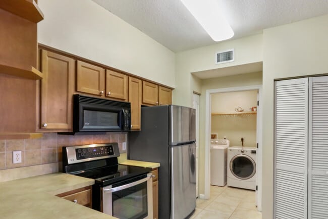 Building Photo - 3205 Myrtlewood Cir E