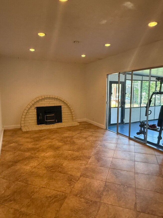 Building Photo - Single Family Home, 4 Bedroom 2 Bath Home ...