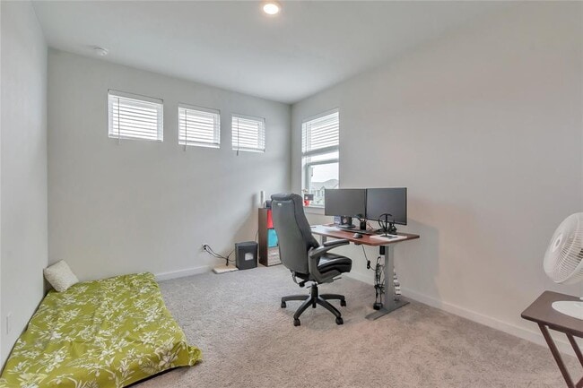 Building Photo - 563 Saturnia Dr