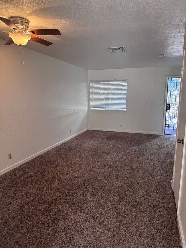 Building Photo - 2 bedroom, 1.5 baths, Boulder Hills condo