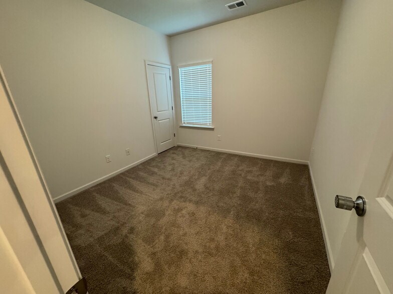Building Photo - Room in Single Family Home on Oakwood Rd