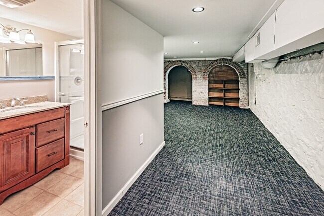 Building Photo - 1018 Wawaset St