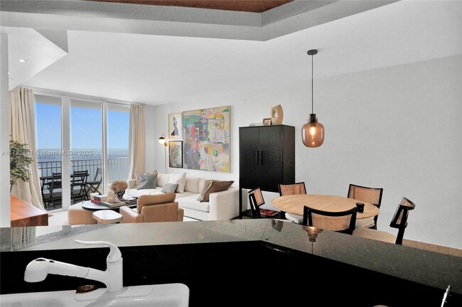 Building Photo - 801 Brickell Key Blvd