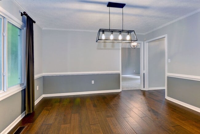 Building Photo - Beautifully Renovated Running Man Gem - Co...