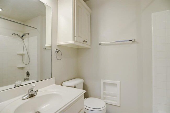 Building Photo - 8051 Bay Branch Dr