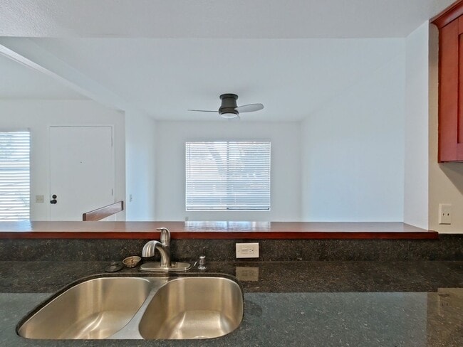 Building Photo - Lakeview Townhouse - 2 Bed / 1 ½ Bath