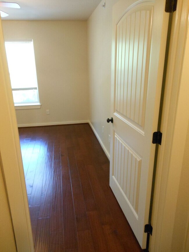 Building Photo - 2 Bedroom 1 Bath Apartment (40% 1st Month Rent BAC)