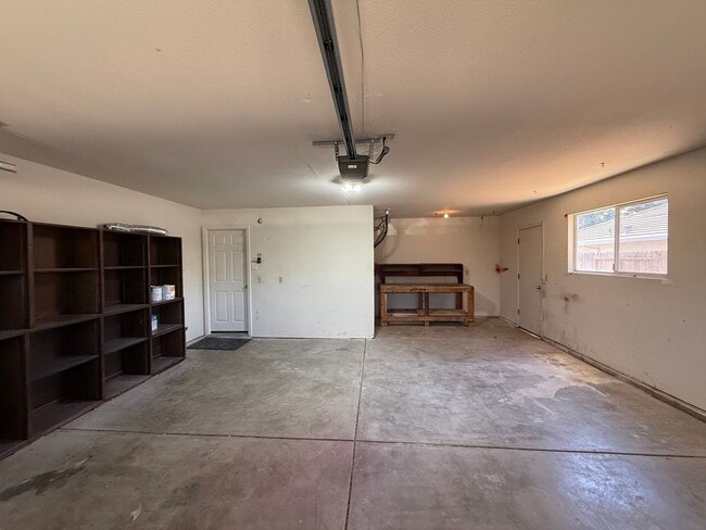 Building Photo - Single Story home in Riverbank's Crossroads Subdivision!