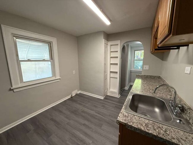 Building Photo - 3 BED 1 BATH BEAUTIFUL HOME IN CLEVELAND!