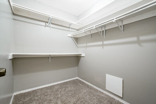 Building Photo - 3 bed 2 bath duplex in Midwest City