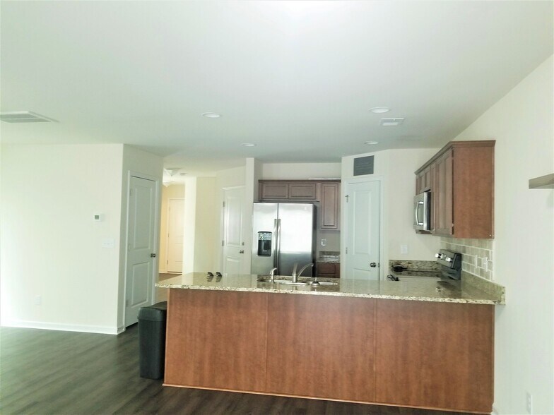 Building Photo - 513 Eastfair Dr