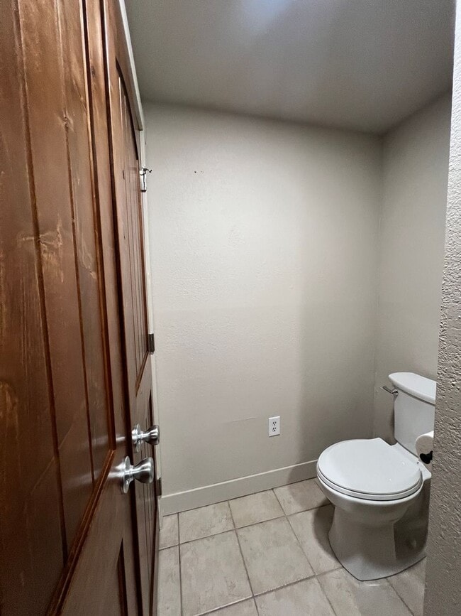 Building Photo - Country Living Close to Town!