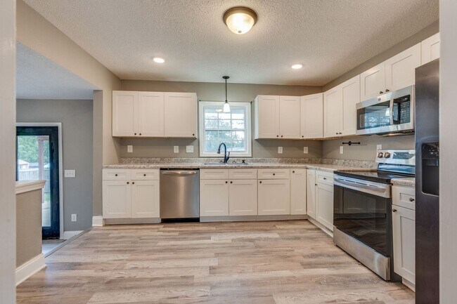 Building Photo - 3 Bed/2 Bath fully Renovated House