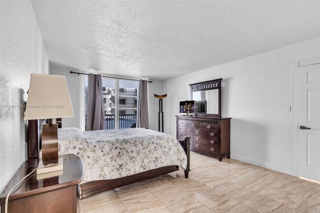 Building Photo - 5401 Collins Ave