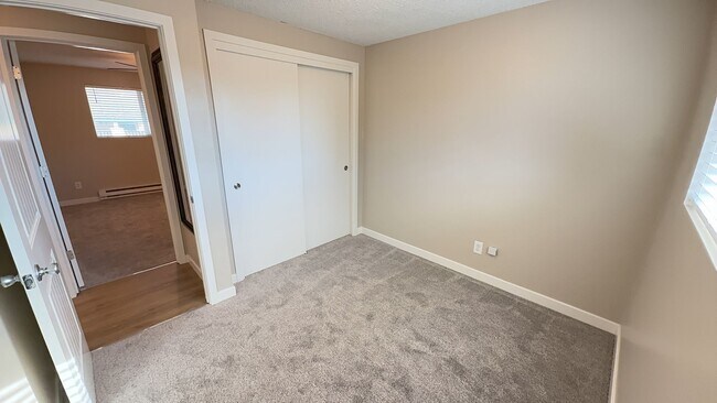 Building Photo - upgraded 2 bedroom 1 bath condo in downtow...