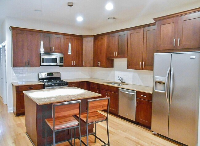 Primary Photo - 1401 W Altgeld St