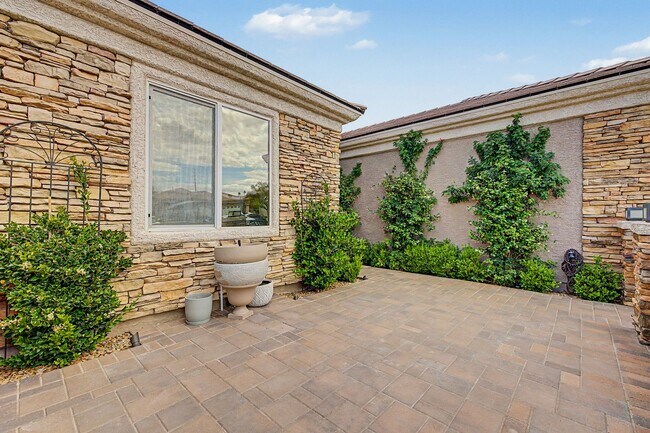 Building Photo - Stunning upgraded Solera At Anthem Home with Spa in back yard!