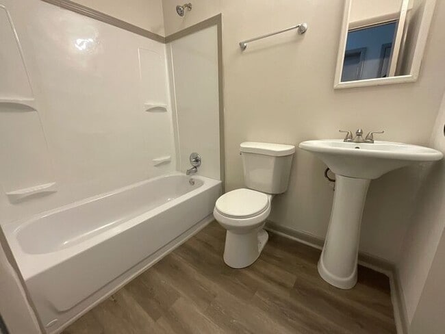 Building Photo - Stylish 3-Bedroom with Expansive Yards in ...