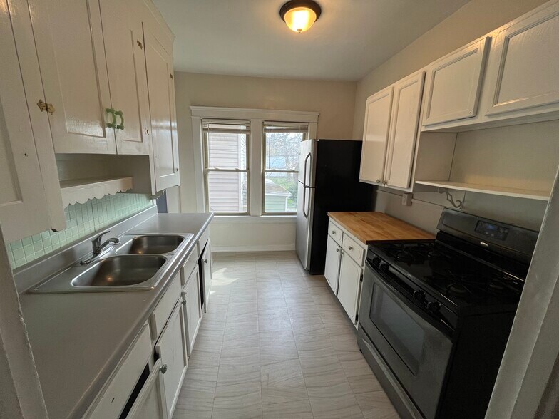 Building Photo - 1304 W 114th St