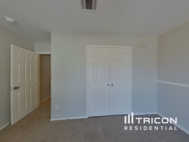 Building Photo - 9600 Orinda Dr